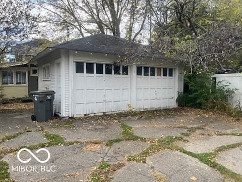 Garage at 951 E Southern Avenue, Indianapolis, IN