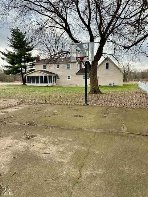 Basketball Court — 728 E County Road 100 N, Frankfort, IN