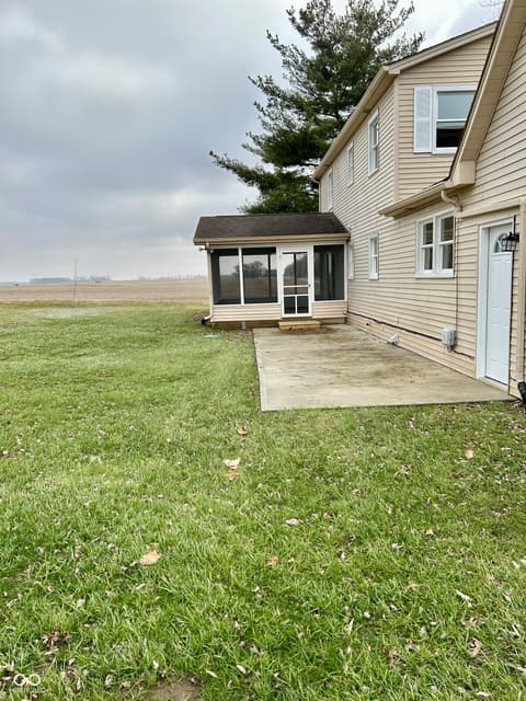 Outdoor living area at 728 E County Road 100 N, Frankfort, IN
