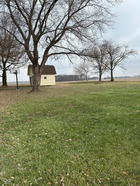 Yard at 728 E County Road 100 N, Frankfort, IN