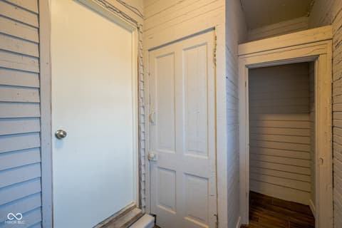 Laundry room at 406 W 6th Street, Anderson, IN