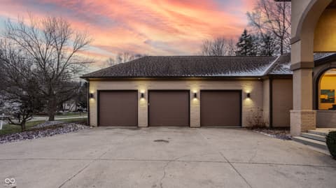 Garage at 4548 Chase Oak Court, Zionsville, IN