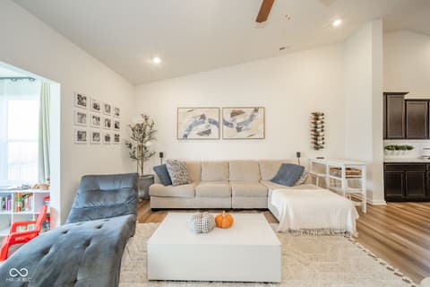 Family room at 16592 Branham Drive, Fishers, IN