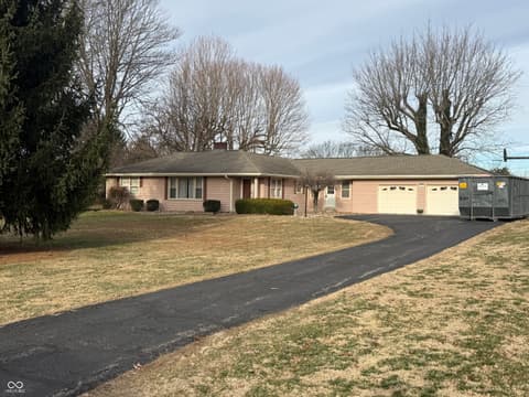 908 E Hillside Drive S