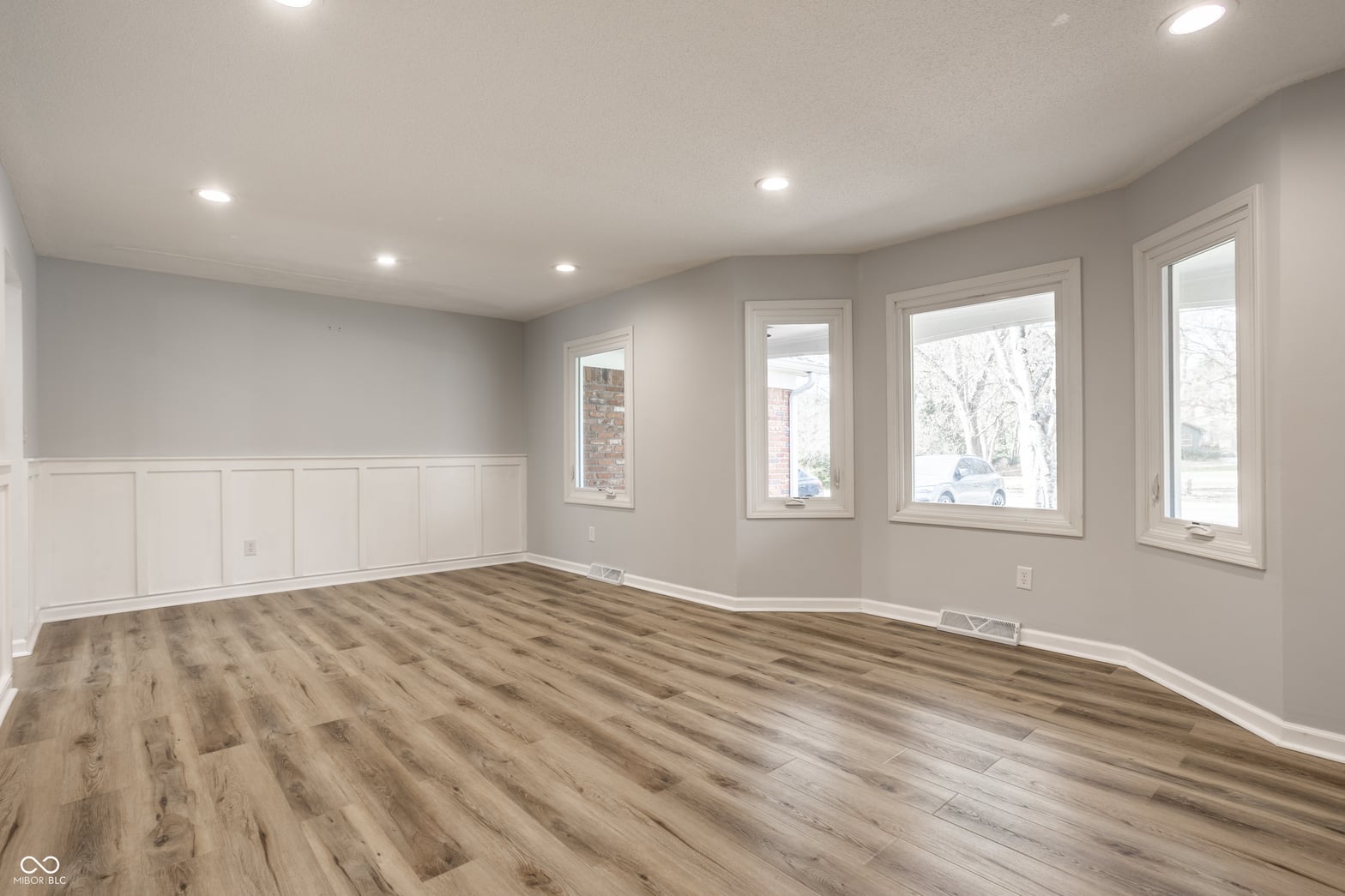 Bright, spacious room with modern finishes and abundant natural light.