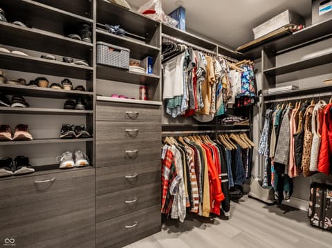 Walk In Closets — 333 Massachusetts Avenue, Indianapolis, IN