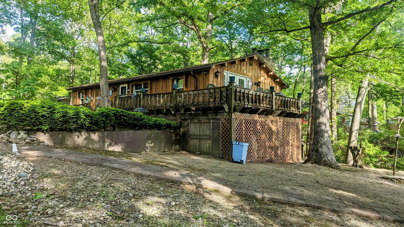 Front exterior at 845 W Lakeview Drive W