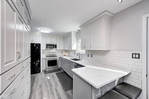 Photo of 555 Hyannis Drive, Avon, IN