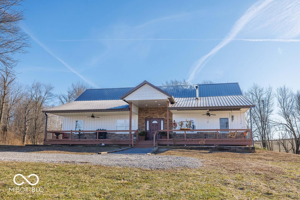 Front exterior at 14154 Defore Road, Coal City, IN