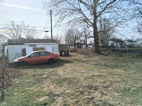 Yard at 1603 C Avenue, New Castle, IN