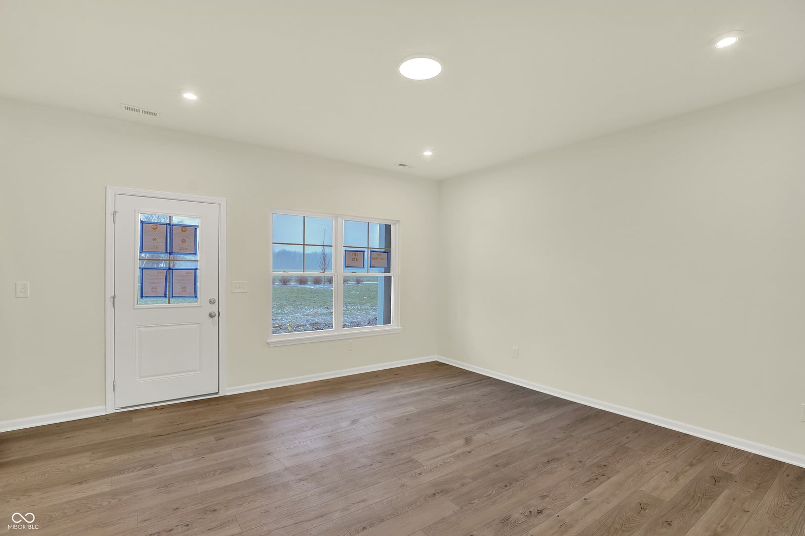 Bright, spacious room with stunning scenic views.