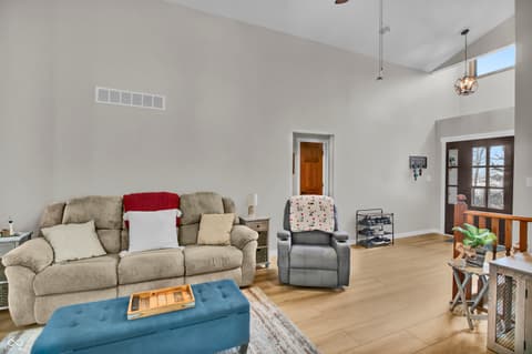 Photo of 1405 E County Road 100 S, North Vernon, IN