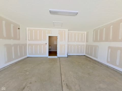 Garage at 811 Daisy Street, Greenwood, IN
