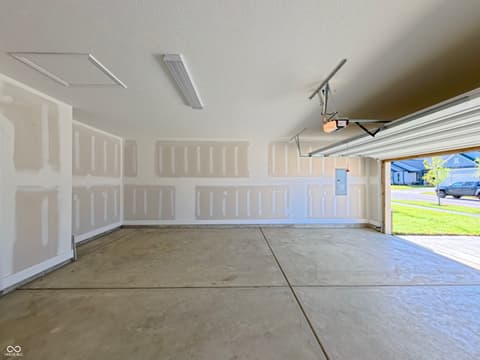 Garage at 811 Daisy Street, Greenwood, IN