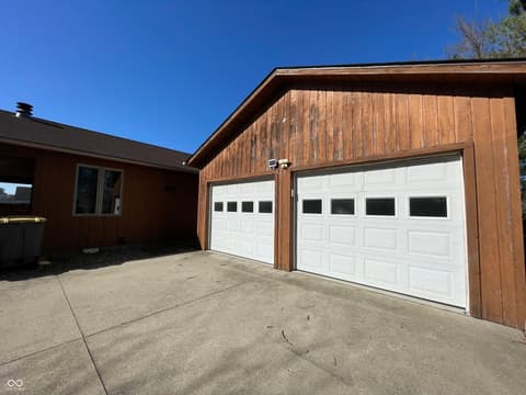 Garage at 708 Pine Tree Court, Seymour, IN