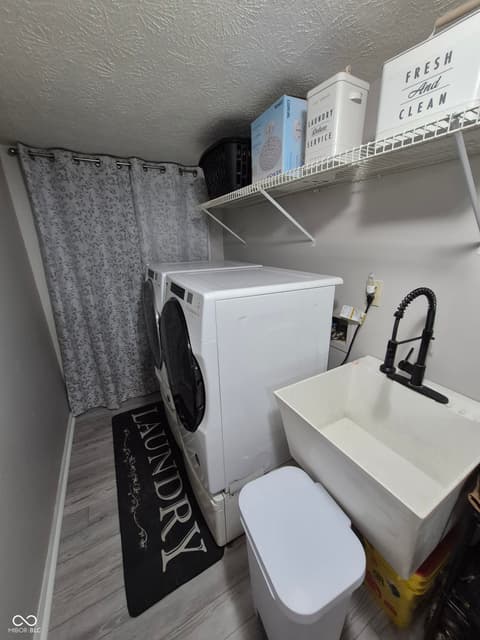 Laundry room at 925 Mallory Parkway, Franklin, IN
