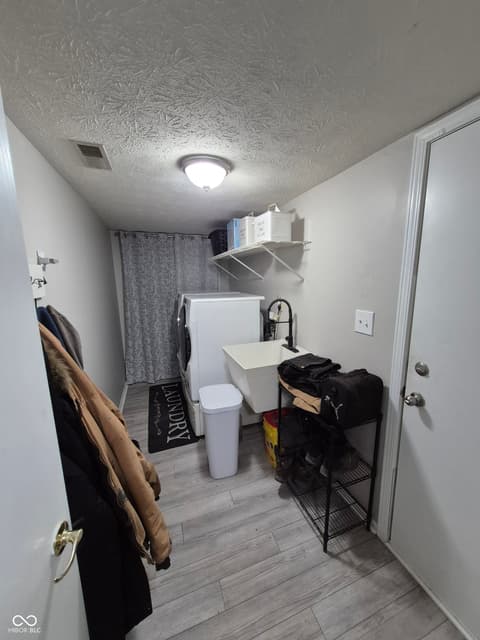Laundry room at 925 Mallory Parkway, Franklin, IN