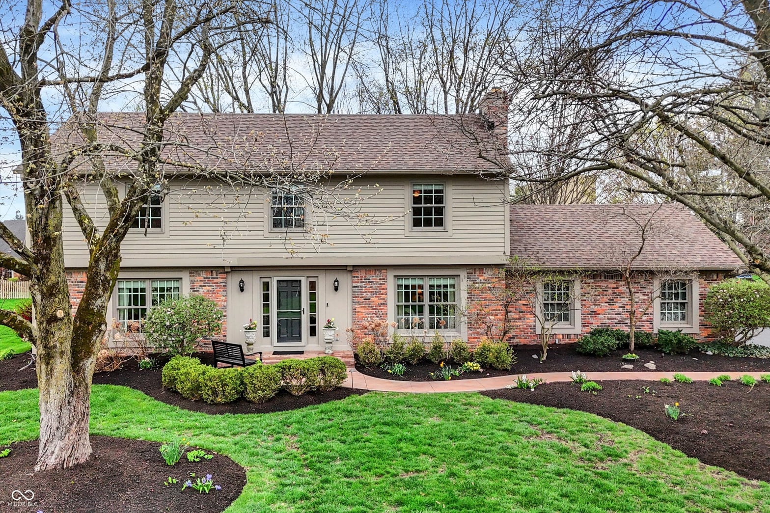 Photo of 915 Williamsburg Lane, Zionsville, IN
