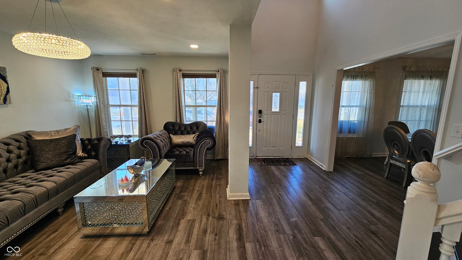 Elegant living room with luxury furnishings and natural light.