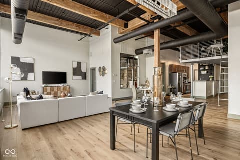 Dining room at 630 N College Avenue, Indianapolis, IN