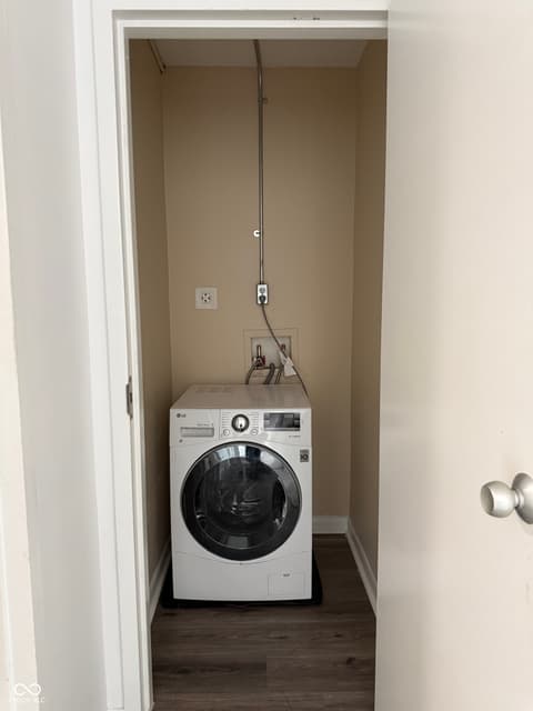 Laundry room at 3965 N Meridian Street, Indianapolis, IN