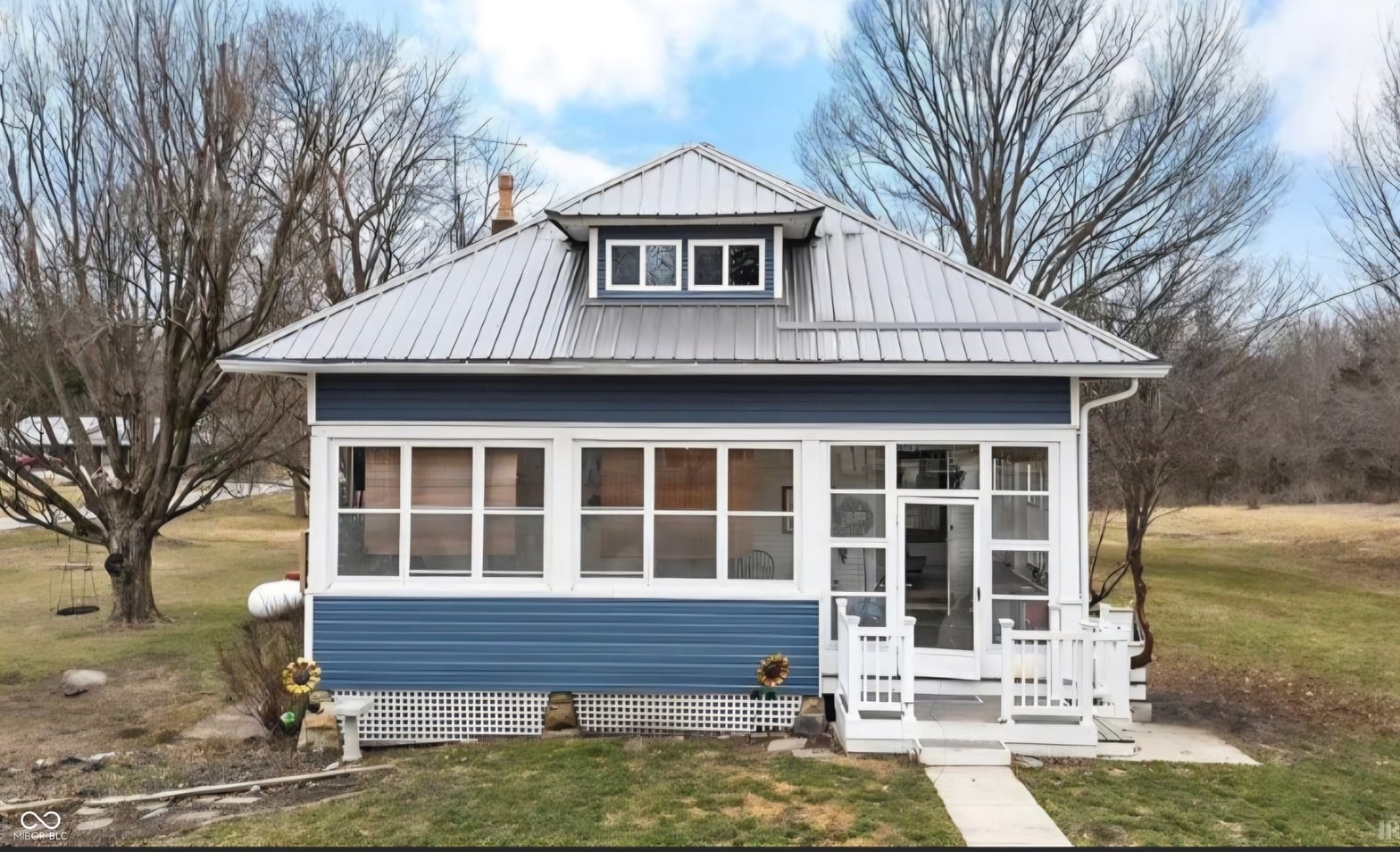 Front exterior at 102 N Warren Street, West Lebanon, IN