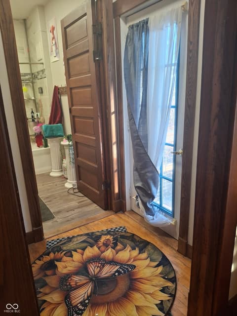 Foyer at 102 N Warren Street, West Lebanon, IN