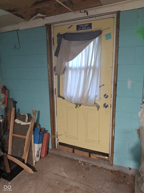 Foyer at 102 N Warren Street, West Lebanon, IN