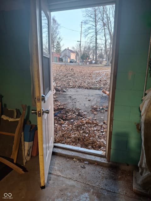 Foyer at 102 N Warren Street, West Lebanon, IN