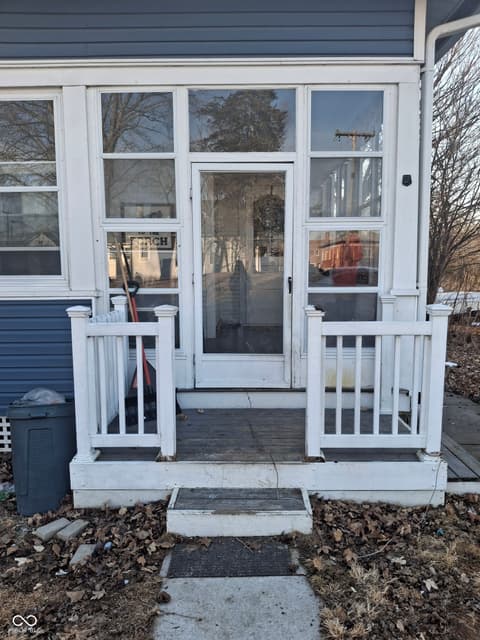 Foyer at 102 N Warren Street, West Lebanon, IN