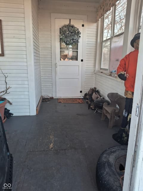 Foyer at 102 N Warren Street, West Lebanon, IN