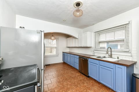 Photo of 621 Kessler Boulevard East Drive, Indianapolis, IN
