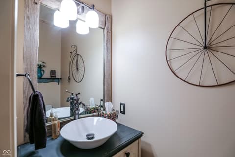 Photo of 4401 Brittany Drive, Zionsville, IN