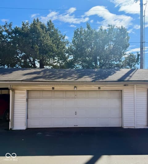 Garage at 5034 Allisonville Road, Indianapolis, IN