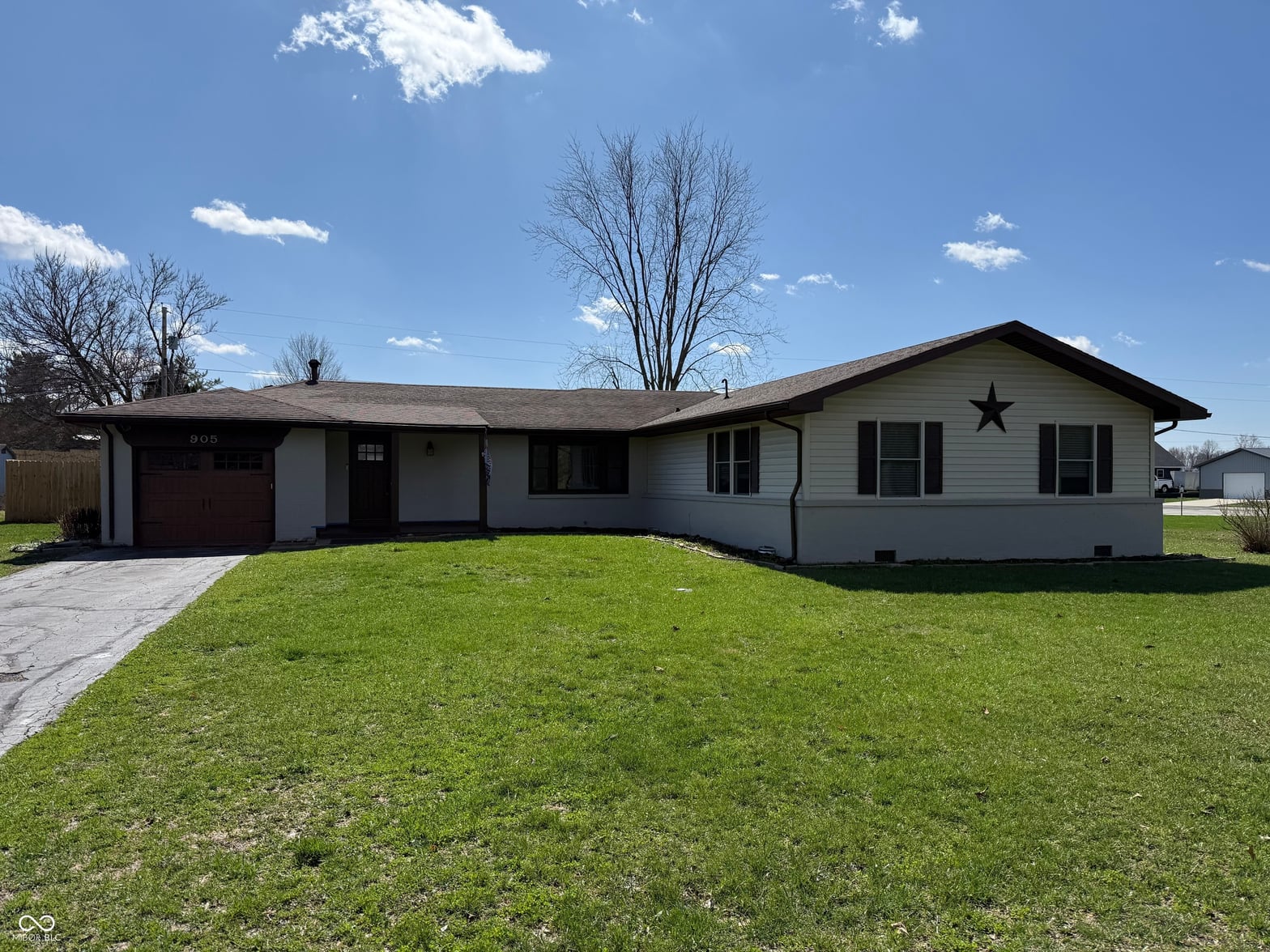 Photo of 905 White Drive