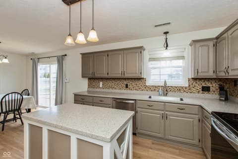 Photo of 502 Acorn Drive, Whiteland, IN