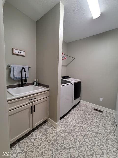 Laundry room at 1485 N Monroe Way, Rushville, IN
