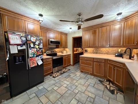 Photo of 825 W Krislynn Woods Avenue, West Terre Haute, IN