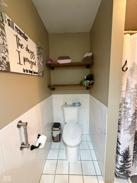 Photo of 825 W Krislynn Woods Avenue, West Terre Haute, IN