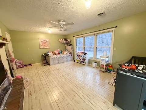 Photo of 825 W Krislynn Woods Avenue, West Terre Haute, IN