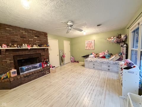 Photo of 825 W Krislynn Woods Avenue, West Terre Haute, IN