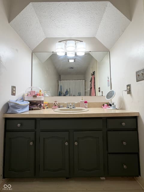 Photo of 825 W Krislynn Woods Avenue, West Terre Haute, IN