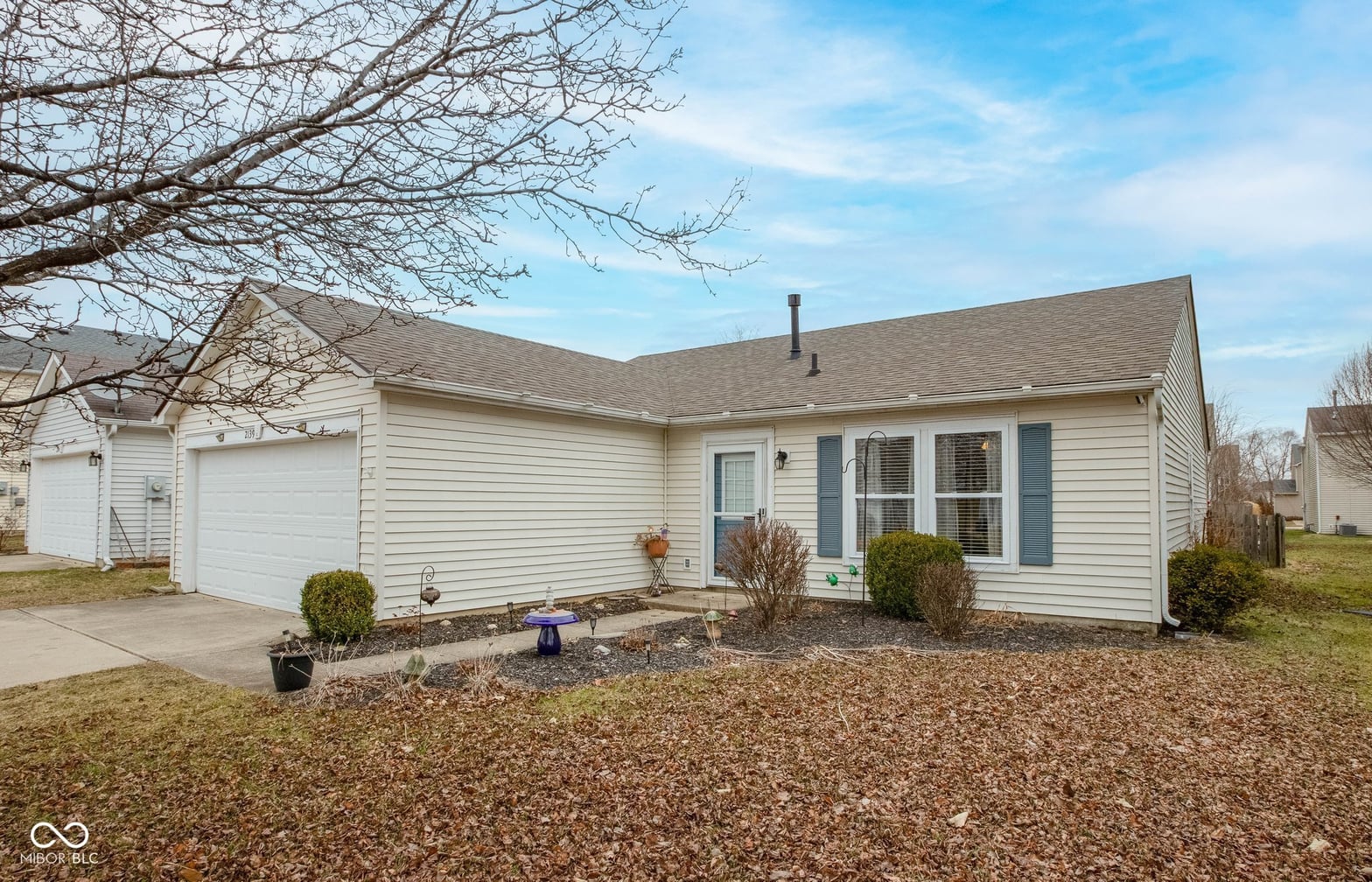 Front exterior at 2139 Bridlewood Drive, Franklin, IN