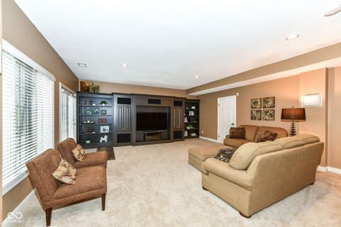 Family room at 128 Somerset Court, Noblesville, IN