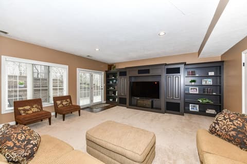 Family room at 128 Somerset Court, Noblesville, IN