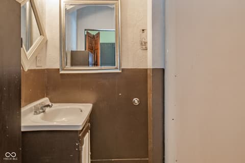 Bathroom at 9100 S County Road 300 W, Muncie, IN