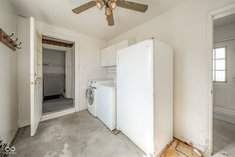 Laundry room at 9100 S County Road 300 W, Muncie, IN