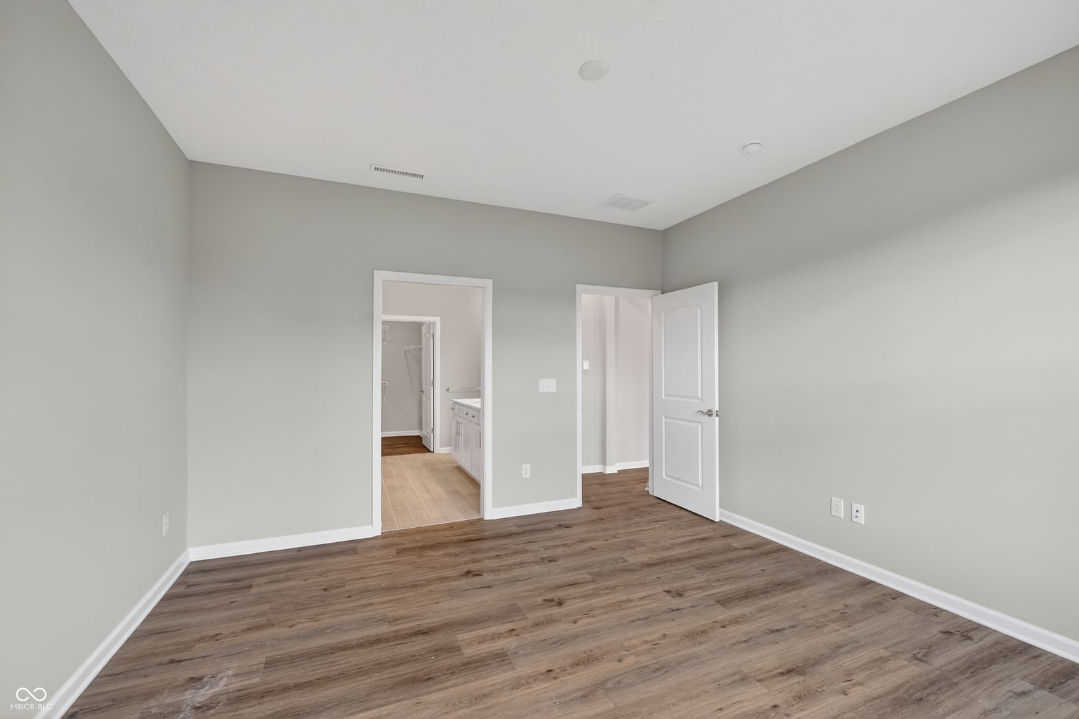 Spacious primary suite with ensuite bath and walk-in closet.