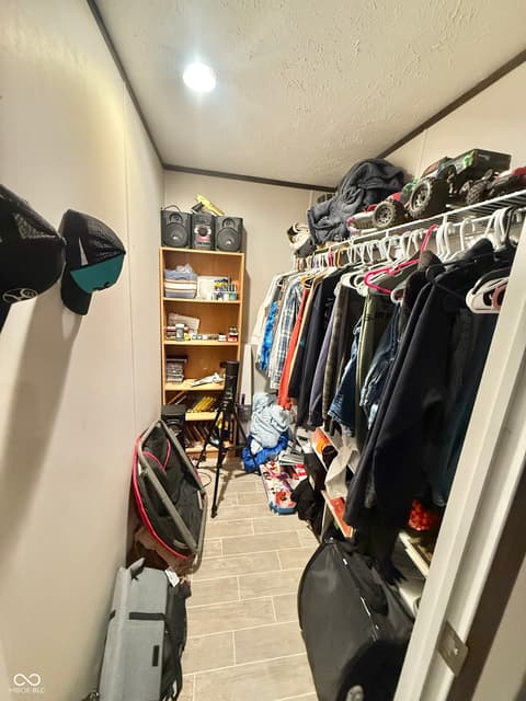 Walk In Closets — 8404 W County Road 225 S, Medora, IN