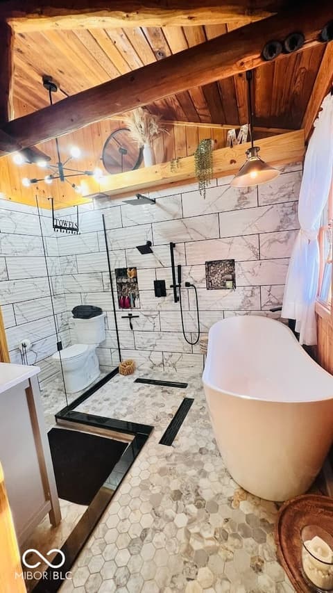 Primary bathroom at 2530 S Glen Cove, Martinsville, IN